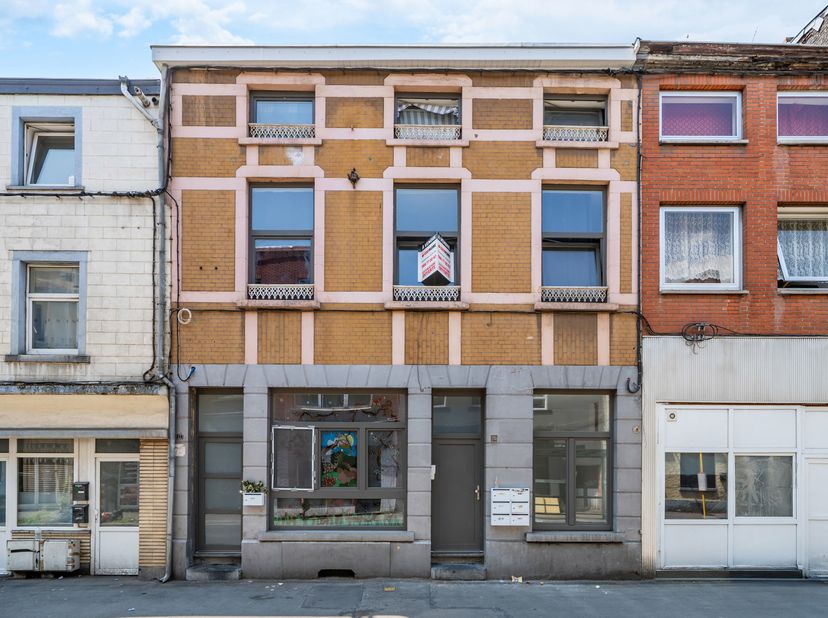 EasyHome stelt u dit prachtige gebouw met 7 eenheden voor, gerenoveerd in 2021 en met een uitstekend rendement. Het bestaat uit 3 appartementen met 1