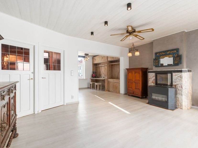 Welkom in deze gezellige stadswoning, hartje Zottegem. Deze aantrekkelijke woning combineert klassieke architectuur met modern comfort en biedt een pe