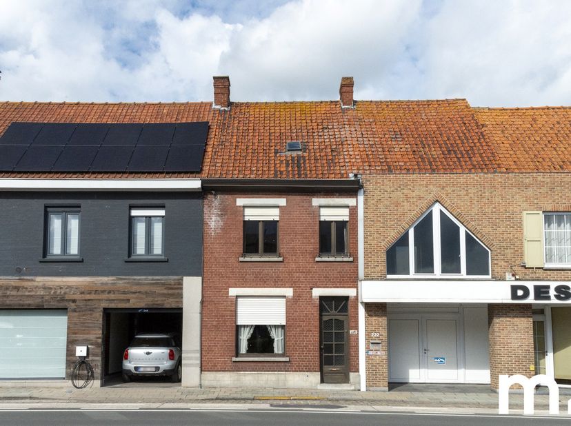 Ben je op zoek naar je eerste eigen woning of naar een pand met potentieel als investering? Dan is deze woning nabij het centrum van Roeselare zeker h