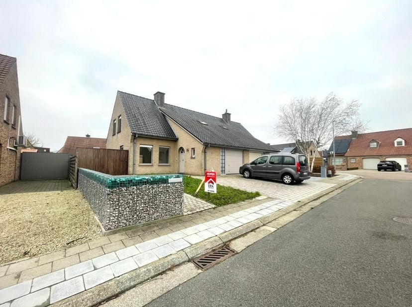Ruime woning met veel lichtinval .Op het gelijkvloers bevinden zich de lichtrijke leefruimte, ruime keuken, garage met elektrische poort, tuin met kle
