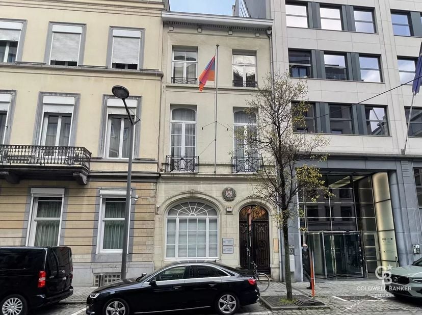 Situé en plein cur du quartier européen, superbe hôtel de maître dune superficie de ± 550 m² sur 5 plateaux avec jardin et terrasse orientés ouest.<br