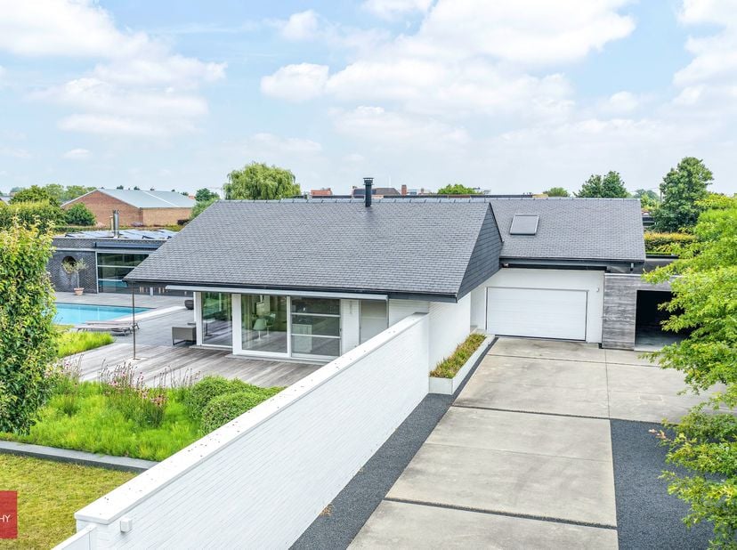 Afgeschermd van straatbeeld en met toegangsdreef bereikbaar. Ruime tijdloos hernieuwde villa (462m²&amp;nbsp; vloeroppervlakte) bestaande uit een inkomhal