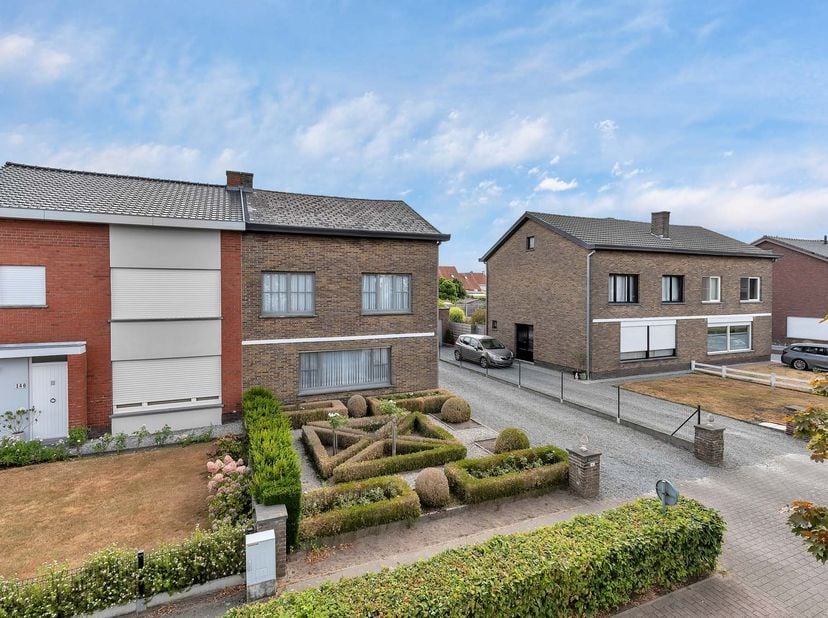 Deze halfopen bebouwing in de Centrumlaan te Petegem (Deinze), gelegen op een mooi perceel van 531 m², biedt een uitstekende basis voor wie een woning