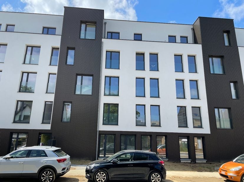 Recent appartement op de tweede verdieping van een gebouw gelegen in Anderlecht. Het appartement is ontworpen in een moderne, hedendaagse architectuur