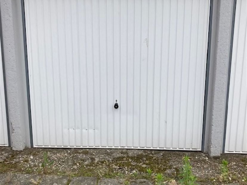 De afmetingen van de garage bedraagt: 4,40m x 2,45m.   <br />
Geen elektriciteit aanwezig.<br />
Geen automatische poort. <br />
Deze garagebox is bes
