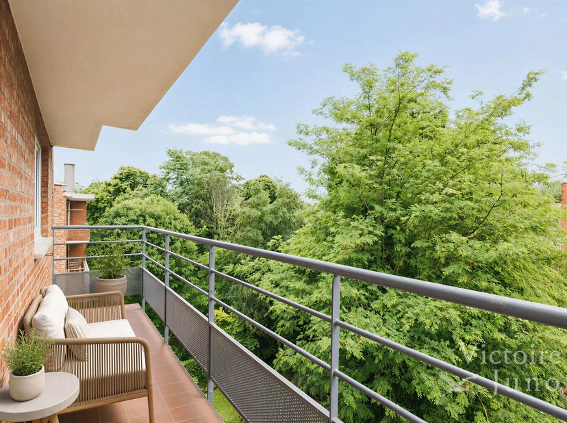 Ideaal gelegen in een rustige en bomenrijke straat in de gewilde wijk van de Zeven Bonniers, beschikt dit prettige appartement over een bevoorrechte l