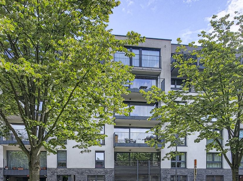 Dit ruime appartement in Sint-Lambrechts-Woluwe met twee slaapkamers biedt een aangename combinatie van comfort, functionaliteit en ruimte. De woning