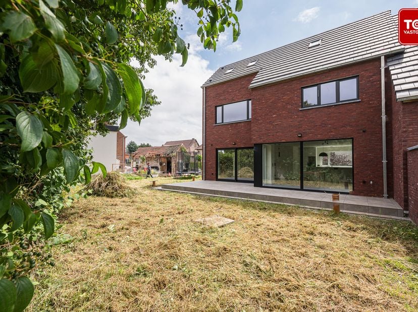 Deze prachtige passiefwoning ligt in een rustige straat in Zottegem. <br />
Troeven<br />
• EPC A+ (-13 kWh) → energieneutraal en lage energiekosten<b