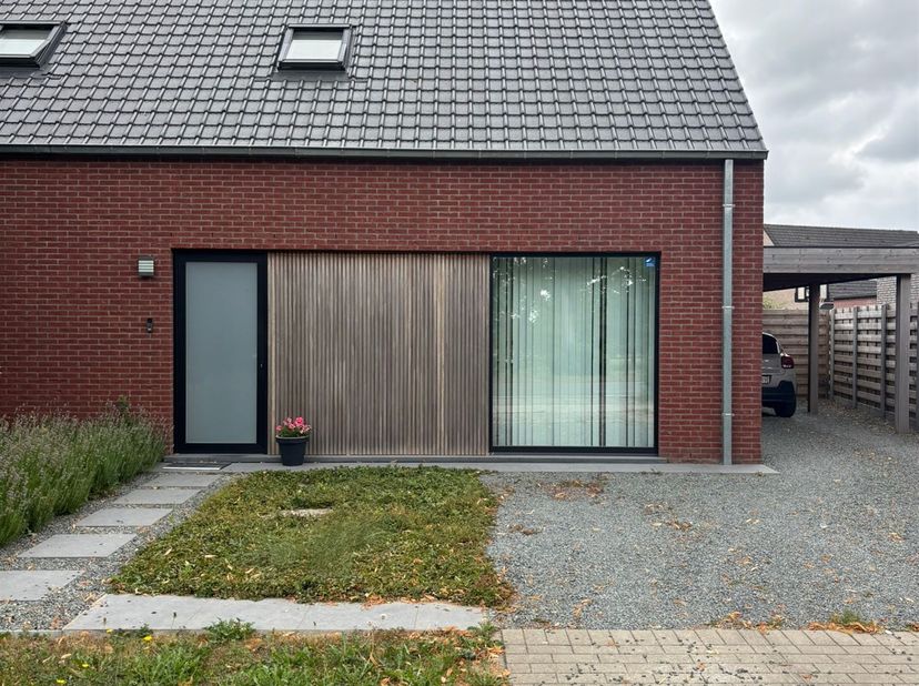 Nabij de A19, dichtbij het Jan Yperman en op enkele minuten van de Kattestad treffen we deze prachtige halfopen bebouwing anno 2021 aan. De verzorgde
