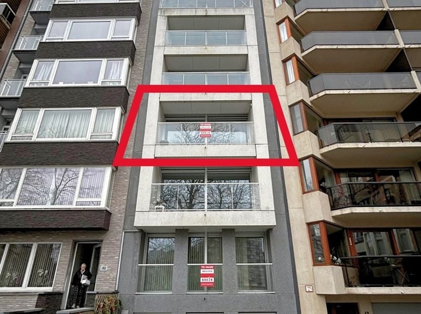 Dit instapklare, gerenoveerde appartement is rustig gelegen aan het groene Prinses Stefanieplein, een gegeerde locatie in het centrum van Oostende. Hi