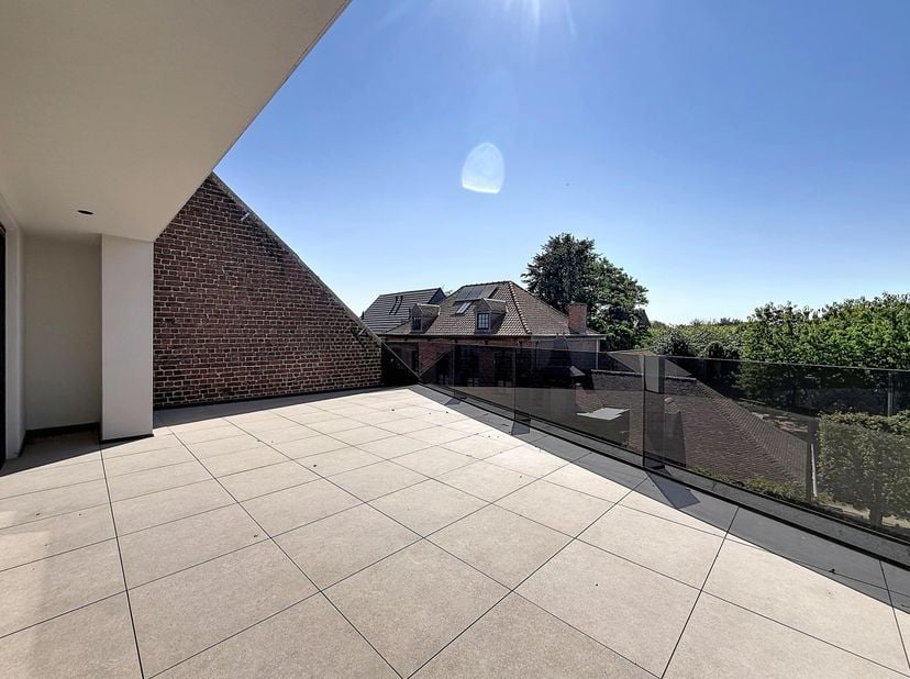 Gelegen aan de Kerkstraat in Spiere-Helkijn, biedt dit charmante appartement een ideale setting voor wie op zoek is naar een comfortabel en uitnodigen