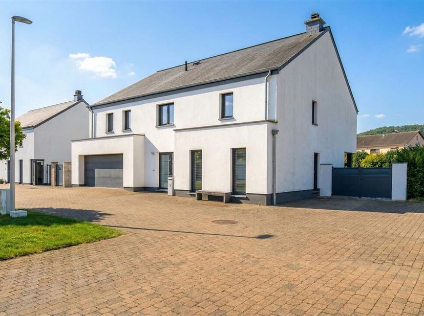 W Immobilière vous propose dans le charmant village de Musson, une SPLENDIDE VILLA CONTEMPORAINE sur un terrain de 7a 51ca. Ce bien se compose comme s
