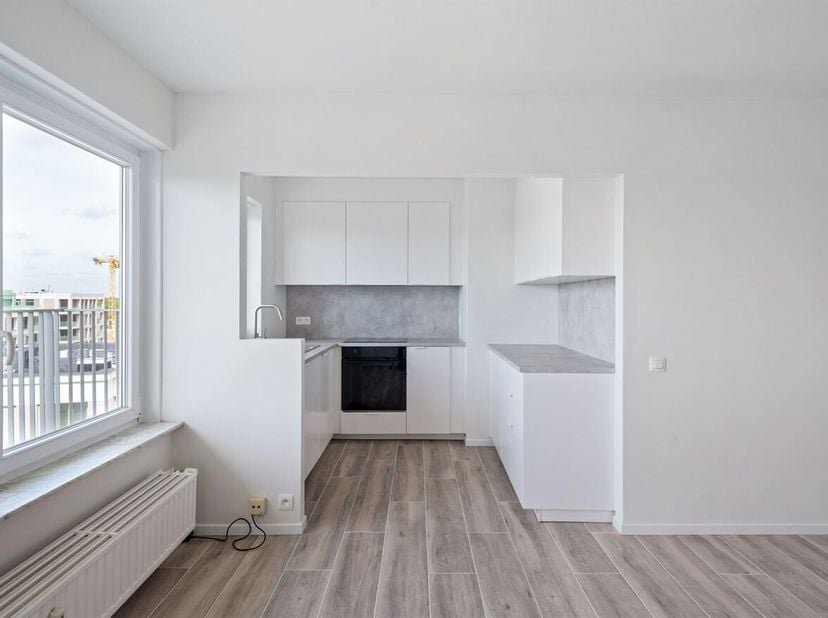 Het appartement is gelegen aan de Koningin Astridlaan te Mechelen. Deze centrale locatie maakt dat het uitstekend bereikbaar is en zich dichtbij alle