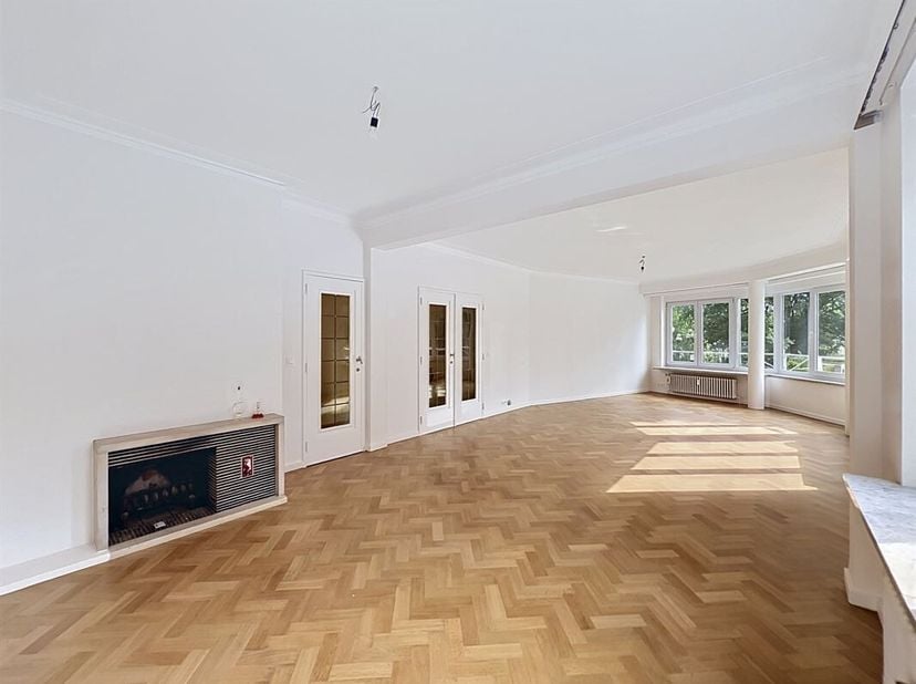 Quartier Joséphine-Charlotte - EIB presenteert een prachtig appartement van +/-120m², als volgt samengesteld: Op de eerste verdieping; een inkomhal me