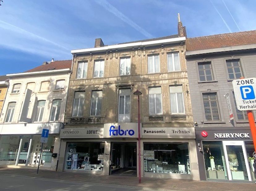 Authentiek multifunctioneel gebouw op een centrale locatie in een commerciële omgeving, nabij winkels, scholen, openbaar vervoer en recreatiemogelijkh