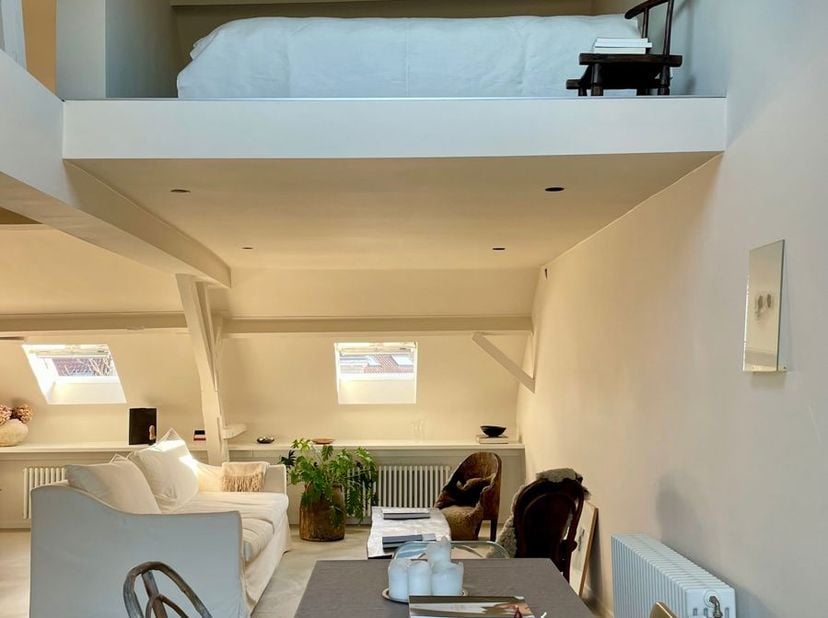 Gent – Begijnhoflaan<br />
Beschikbaar vanaf 1 september 2026<br />
Op zoek naar een volledig vernieuwd en stijlvol dakappartement op wandelafstand va