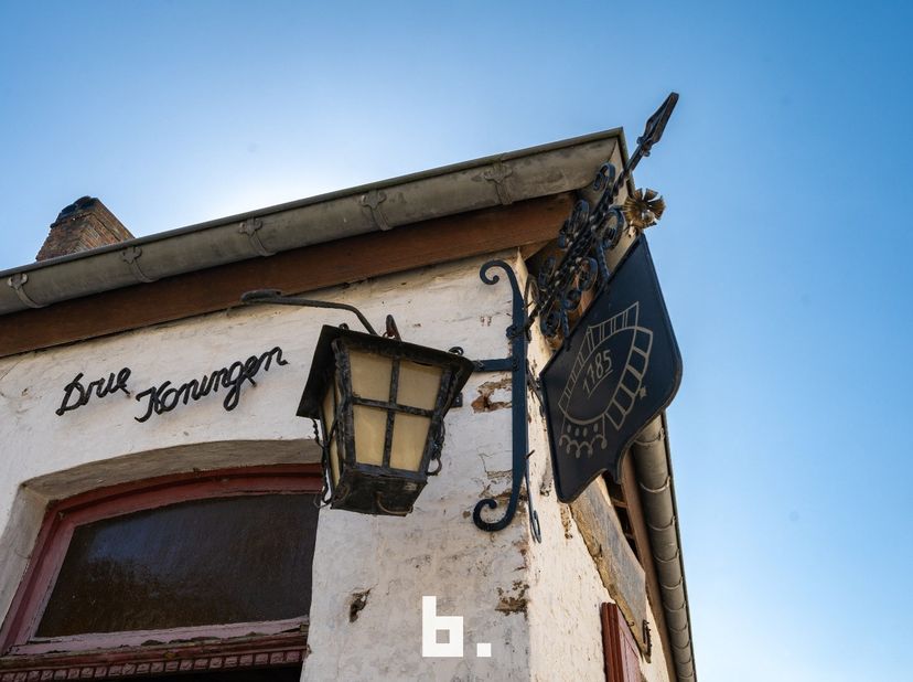 Deze authentieke herberg met woonst situeert zich in het schilderachtige polderdorp Houtave, een deelgemeente van Zuienkerke. Wie ervoor kiest om dit