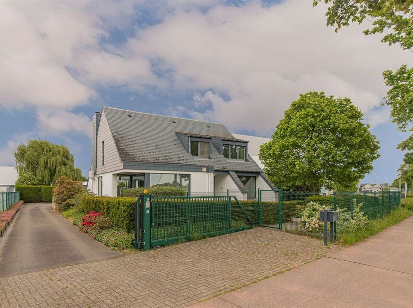 PRIMA ONDERHOUDEN OPEN BEBOUWING MET TIJDLOZE ARCHITECTUUR, LOODS EN ZWEMBAD OP 19A 76CA.<br />
Deze solide en ruime woning met achtergelegen atelier