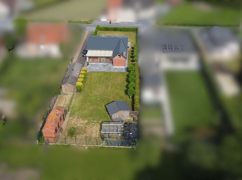 In het landelijke Hulste bevindt zich deze charmante woning op een mooi perceel van 1.200 m². Hier geniet u van rust, ruimte en groen, terwijl u toch