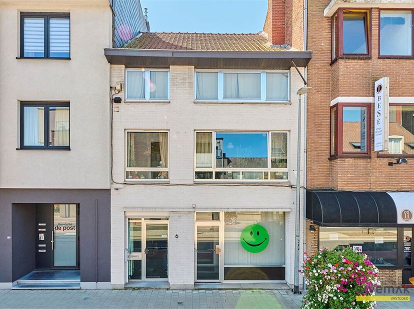 Leopoldsburg Centrum Espace de bureau avec appartement au-dessus. L'espace de bureau a une entrée séparée et est actuellement loué. Par l'entrée princ