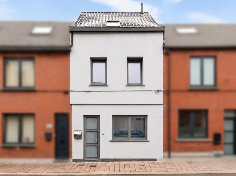 Volledig gerenoveerde woning met gezellige stadstuin in Zele. <br />
<br />
Deze instapklare woning werd in 2019 volledig gerenoveerd en is gelegen