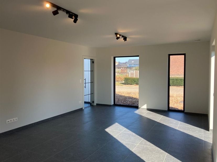 Maison BEN élégante et spacieuse de 3 chambres à coucher dans un quartier calme<br />
<br />
Situation : Situé dans un quartier calme et facile d'ac