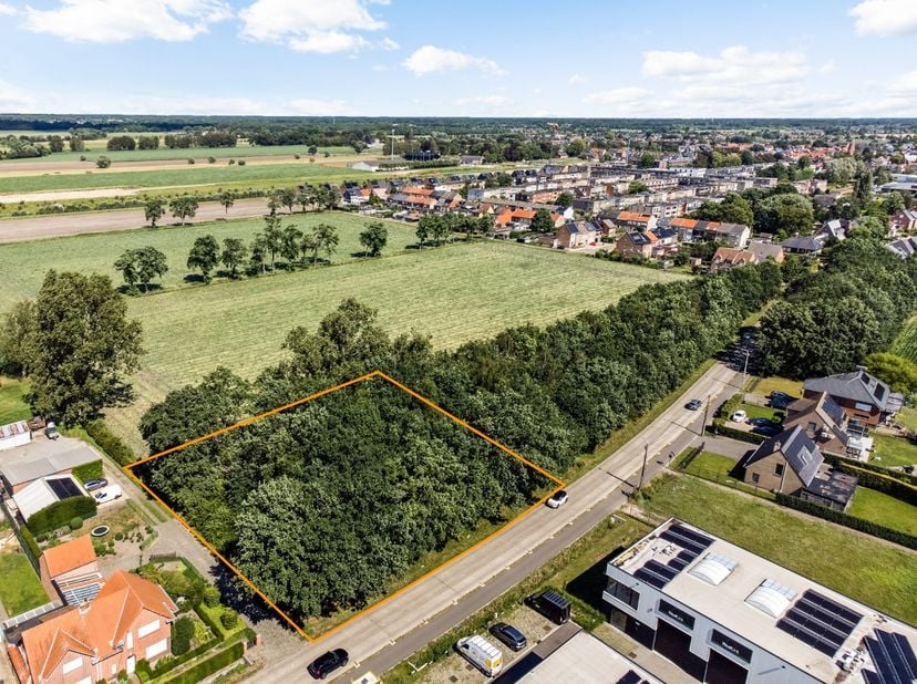 Dit mooie perceel, gelegen in agrarisch gebied, heeft een totale oppervlakte van 1.012m² en bevindt zich op een zeer centrale locatie in Stabroek. Dan