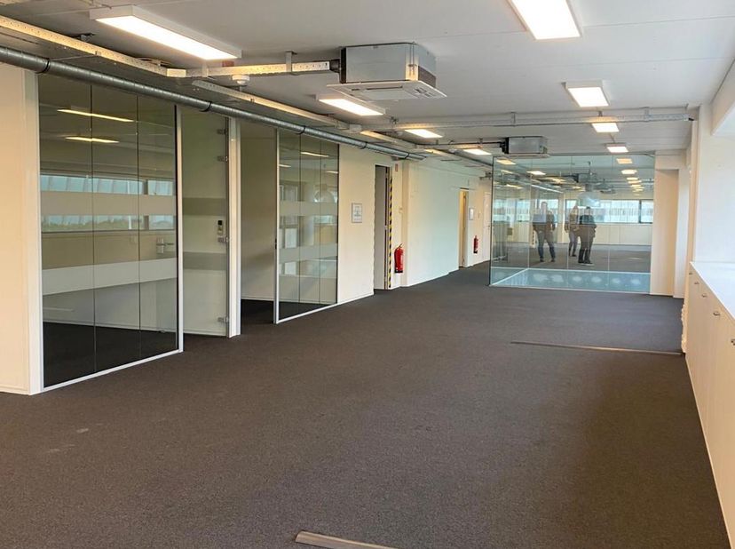 ALGEMEEN<br />
Instapklare kantoorruimte van ca. 380 m² te huur op de eerste verdieping van een kantoorgebouw in Burcht. De ruimte bestaat uit een ope