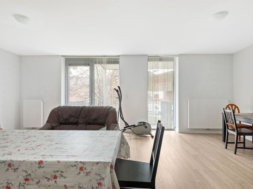 Het energiezuinig appartement is ideaal gelegen in een rustige, toch centrale wijk van Sint-Niklaas, met vlotte toegang tot het stadscentrum en de bel