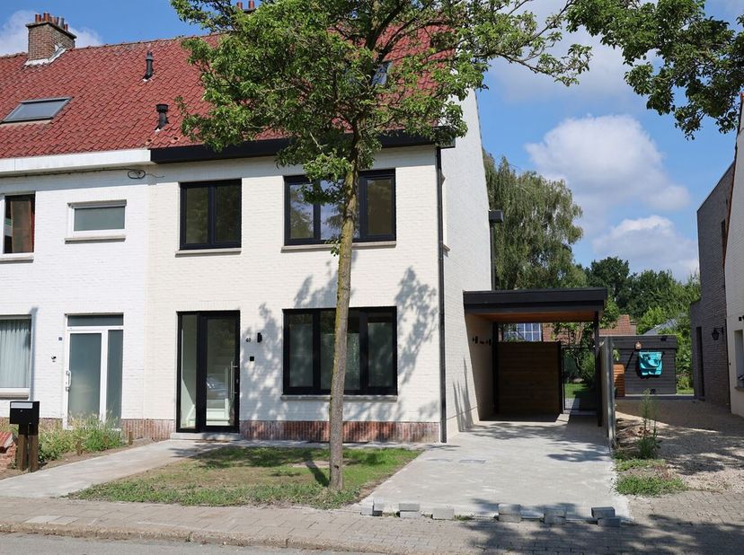 Prachtige woning nabij het centrum van Kalmthout met 3 ruime slaapkamer <br />
Ligging:<br />
De woning is gelegen in de Schoolstraat, op wandelafstan
