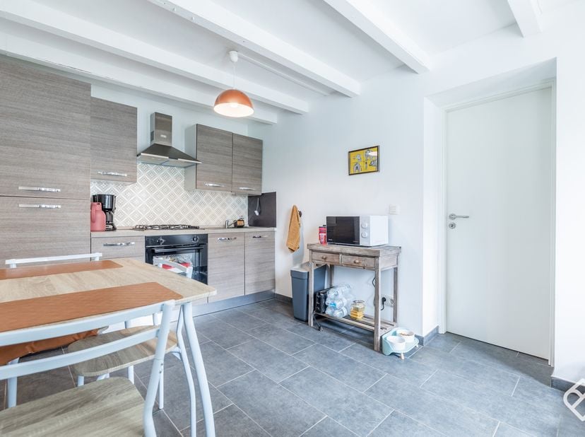 Julietimmo a le plaisir de vous présenter cette maison mitoyenne rénovée, dans le dynamique village de Saint-Léger. Proche des arrêts de bus, des écol