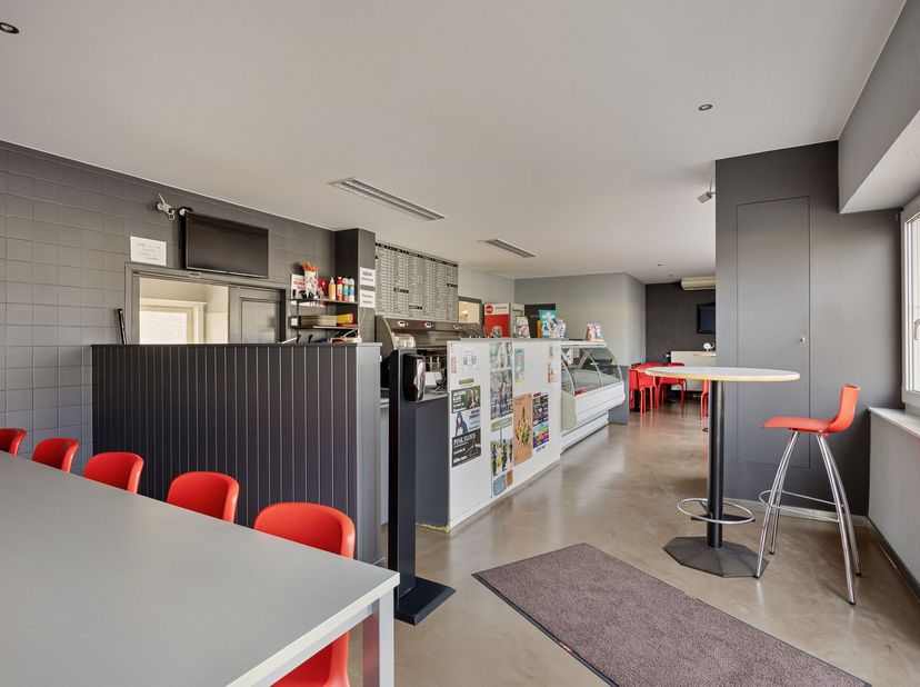 Vous recherchez une maison de commerce bien entretenue, située à un emplacement stratégique à 3650 Dilsen-Stokkem? Cette propriété polyvalente offre u