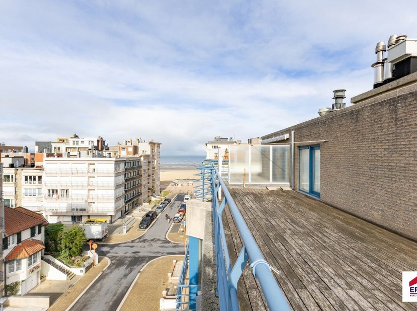 Penthouse te koop in Koksijde  instapklaar &amp; uniek terras van 100m² Dit lichtrijke duplex-penthouse van 94m² biedt een uitzonderlijke woonbeleving aan