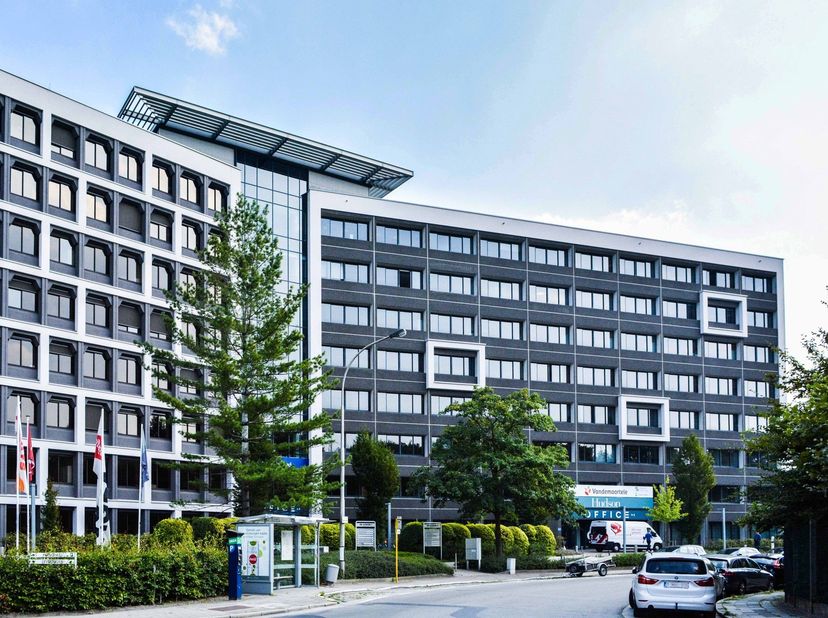 Ces bureaux rénovés sont situés au rez-de-chaussée de l'immeuble "The Office". L'immeuble de bureaux est situé dans un endroit calme et facilement acc