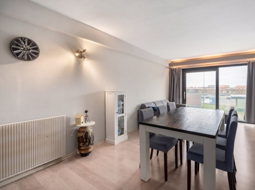 À vendre : appartement chaleureux au cur de Middelkerke, à quelques pas de la mer, des dunes et des transports en commun. Construit en 1973, cet appar
