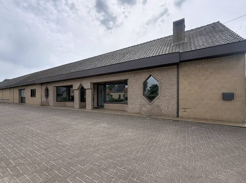 Ce bâtiment commercial fonctionnel à louer est situé à un emplacement stratégique de Lokeren, à seulement 5 minutes de la Gentse Steenweg (N70).<br />