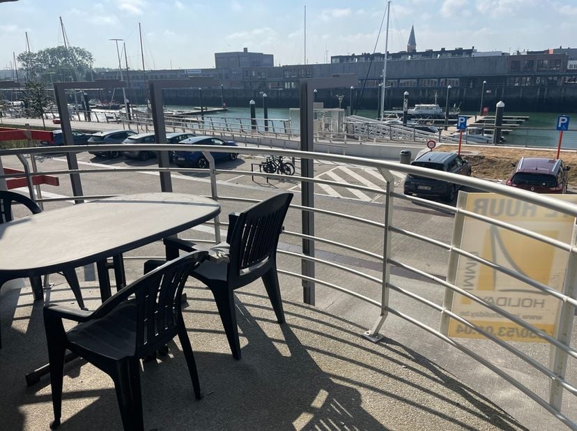 Volledig gemeubeld appartement met zonebalkon.<br />
Woonkamer met zicht op jachthaven, open en ingerichte keuken.<br />
Slaapkamer met aansluitende b