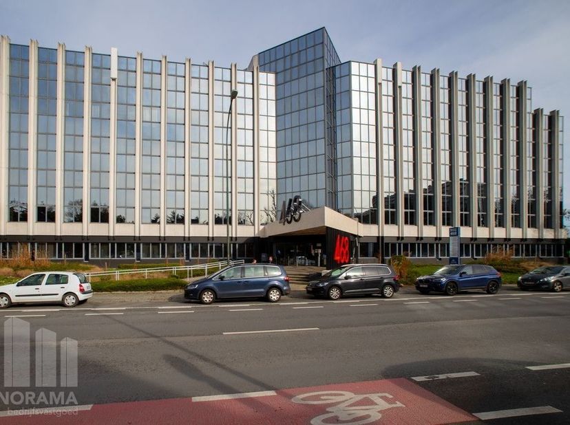 Magnifiquement situés, des bureaux de +/- 207 m² à louer à 750 m à peine de la sortie 2 de l'autoroute A12 Strombeek-Bever-Centrum avec une connexion