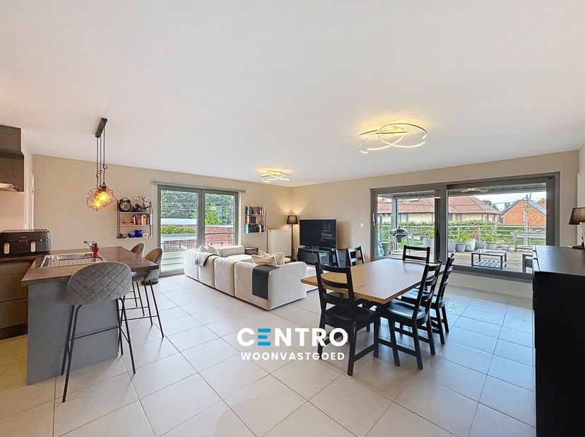Recent appartement met 2 ruime slaapkamers, ruim ZUIDgericht zonneterras (met elektrische zonnewering)&amp;nbsp; en private parkeerplaats te Maldegem!<br