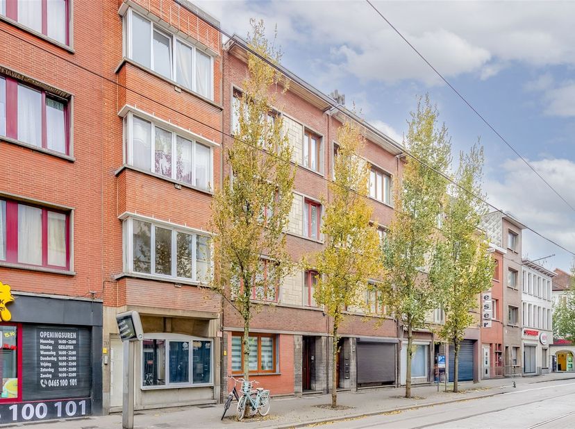 Dit verhuurd 2-slaapkamer appartement is gelegen op een centrale locatie in Antwerpen aan de Van Kerckhovenstraat. <br />
Het appartement is gelegen