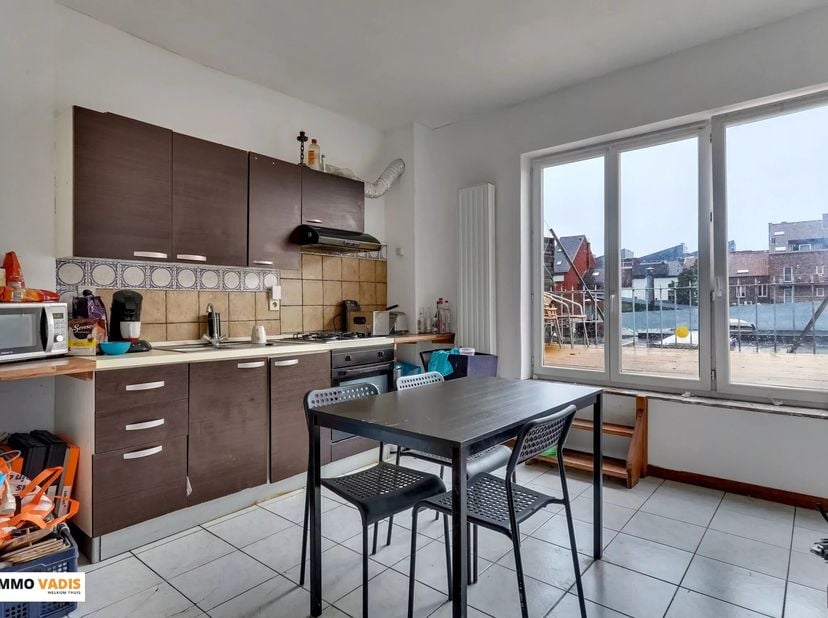 Dit appartement is gelegen in het bruisende hart van Sint-Truiden, in de Slagmolenstraat 28.<br />
Op het gelijkvloers bevindt zich een loods met tuin