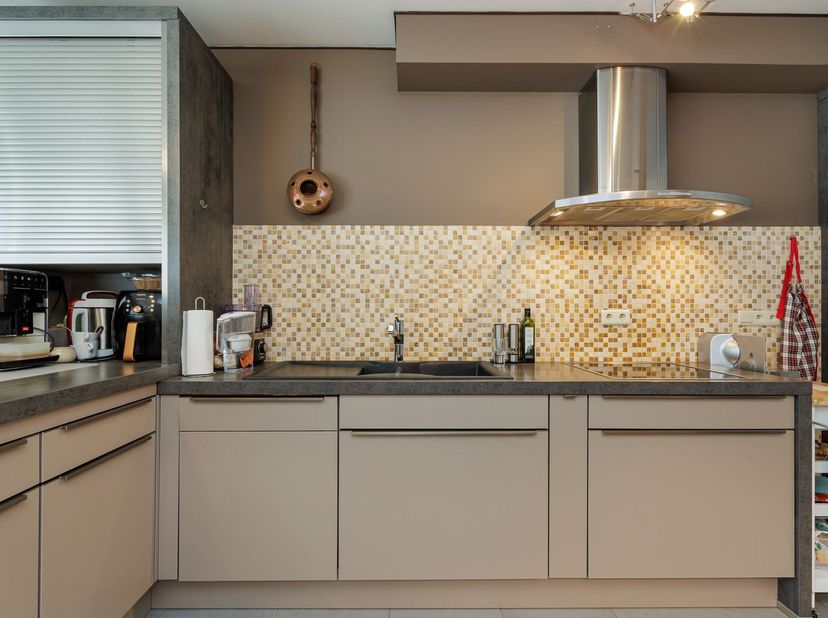 CONFORT DE VIE MODERNE À HOMBEEK<br />
<br />
Ce magnifique appartement de pas moins de 110 m² bénéficie d'un emplacement central à Hombeek. Il vous