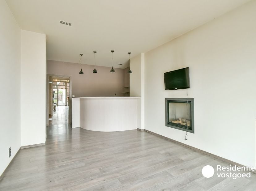 Welkom in het hart van Lichtervelde, waar u deze ruime woning terugvindt op een centrale ligging in de Hoogstraat 3. Dankzij de ligging in het centrum