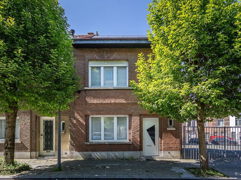 Property One vous propose une maison unifamiliale idéalement située dans un quartier résidentiel calme et agréable, à proximité immédiate des commerce