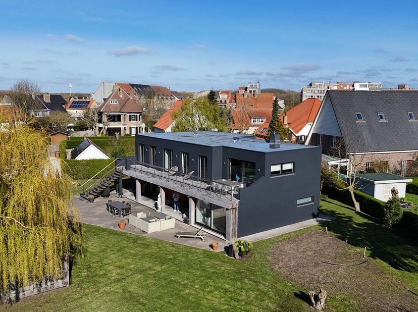 Deze exclusieve eigendom in Bredene geniet van een toplocatie vlak bij het strand en bevindt zich bovendien op korte afstand van Oostende en De Haan.