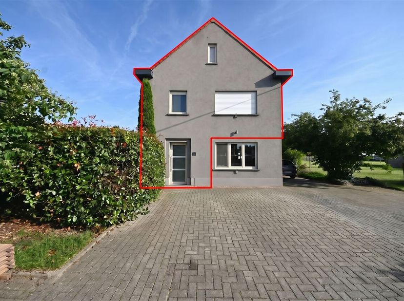 Dit instapklare duplex appartement is zeer rustig gelegen en is net gerenoveerd. Op de eerste verdieping bevinden zich de woonkamer met open keuken, e
