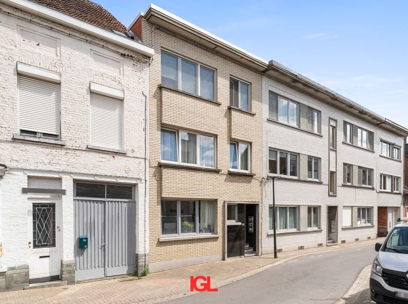 Immo Groot Leeuw vous propose cet appartement rénové au rez-de-chaussée avec garage, situé dans un petit immeuble de seulement 3 unités, au cœur de Ru