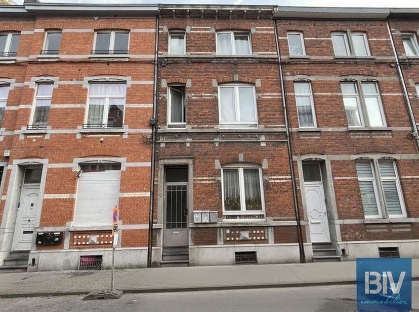 ***** OPTION ***** <br />
Découvrez cet immeuble constitué de trois appartements actuellement loués et aménagés comme suit :<br />
-Au rez-de-chaussée