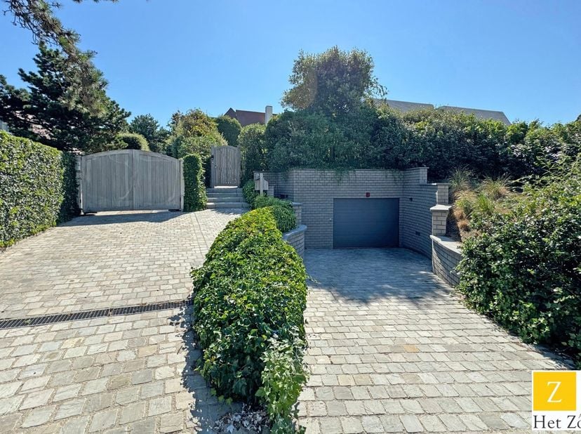 Box de garage situé à un emplacement très central sur l’Avenue Élisabeth à Knokke-Le Zoute.<br />
Le box de garage est situé dans un complexe de garag