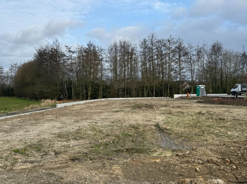Mooi perceel bouwgrond gelegen in een nieuwe verkaveling.<br />
De verkaveling bestaat uit 14 nieuwbouwwoningen waarvan 4 individuele woningen. Centra
